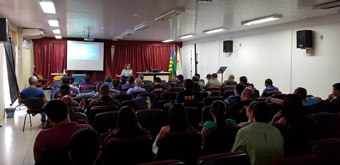 Pessoas sentadas em auditório 