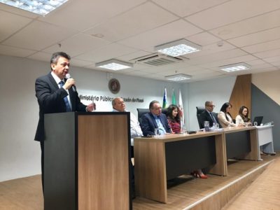 pessoas em pé e sentadas