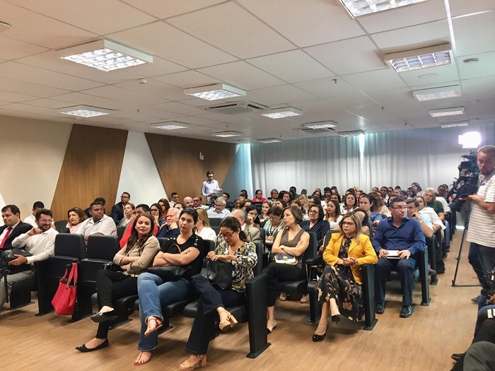 pessoas sentadas