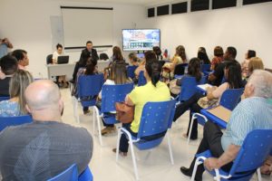 Pessoas sentadas em uma sala de aula