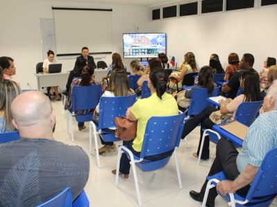 Pessoas sentadas em uma sala de aula
