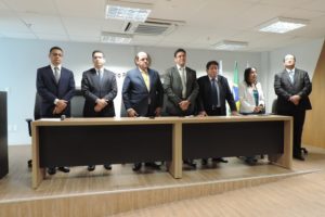 Pessoas de pé atrás de uma mesa
