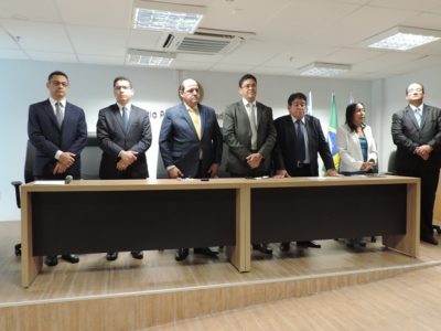 Pessoas de pé atrás de uma mesa