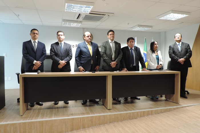 Pessoas de pé atrás de uma mesa