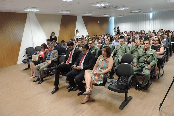 Pessoas sentadas em auditório 
