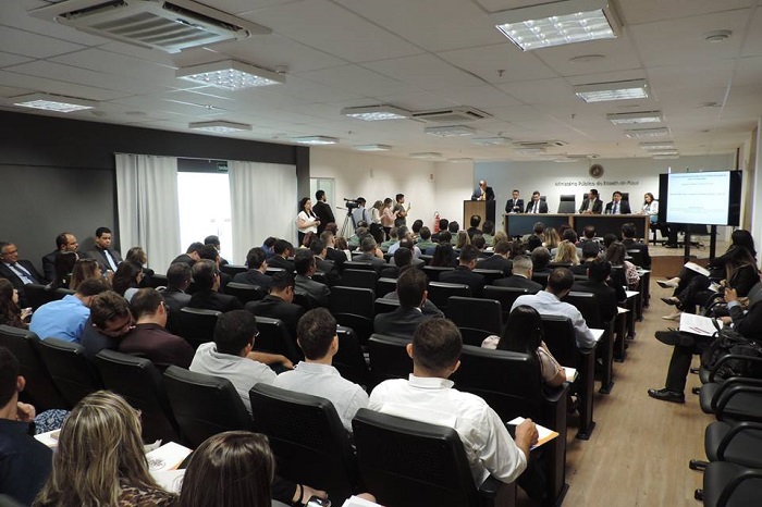 Pessoas sentadas em auditório 