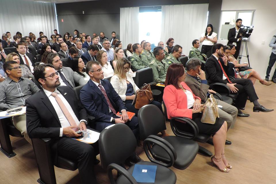 Pessoas sentadas em auditório 