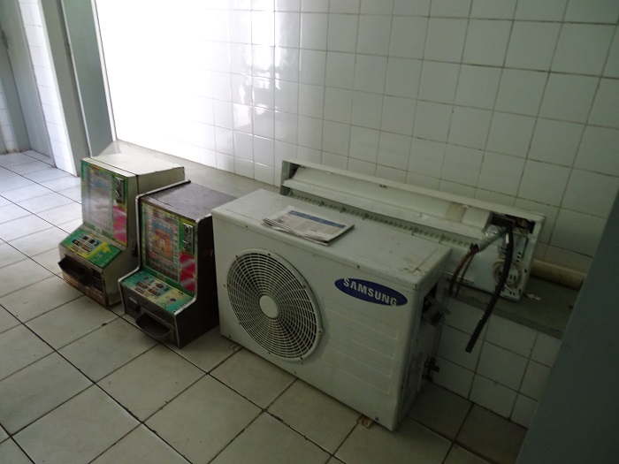 Ar condicionados jogados ao chão