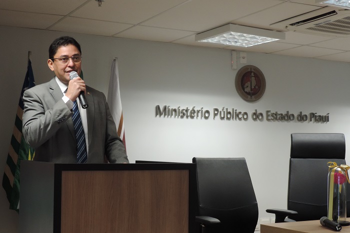 Homem de pé falando 