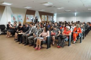 Pessoas sentadas em auditório
