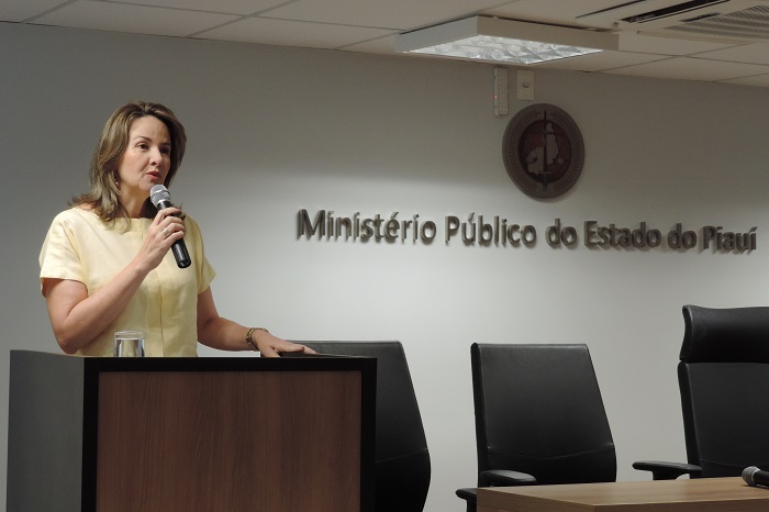 Mulher de pé falando 