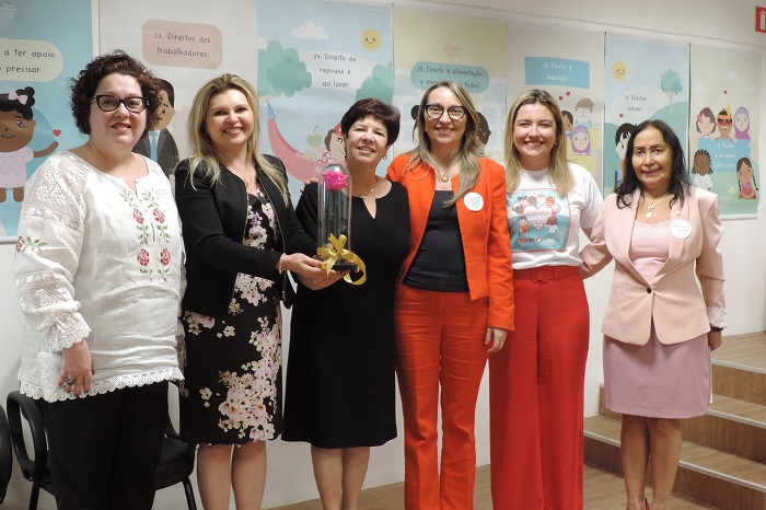 Mulheres de pé sorrindo 
