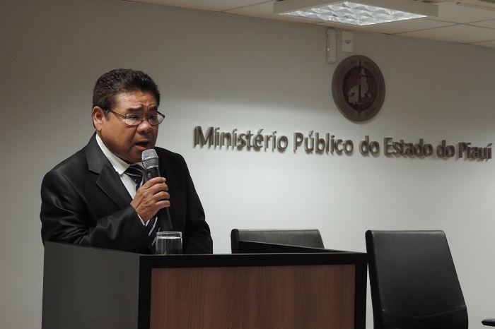 Homem de pé falando 