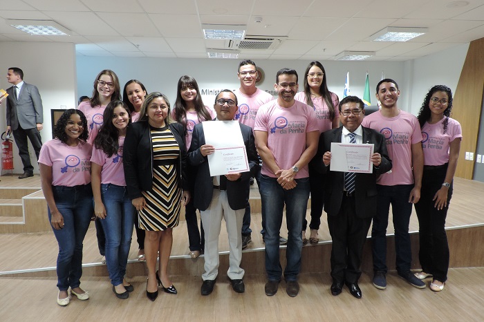 Pessoas de pé sorrindo 