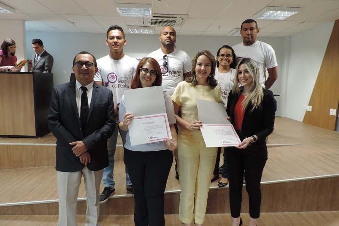 Pessoas de pé sorrindo 