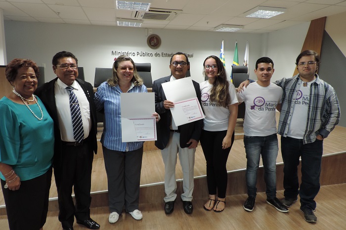 Pessoas de pé sorrindo 