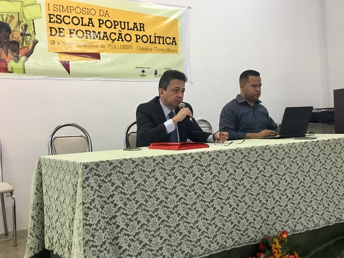 pessoas sentadas