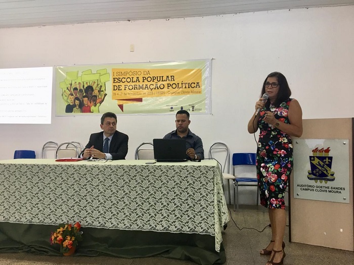 pessoas sentadas