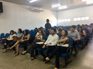 pessoas sentadas