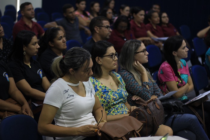 Pessoas sentadas em uma auditório assistindo as palestras 