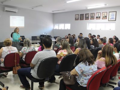 Pessoas sentadas em auditório assistindo a palestra da promotora Amparo Paz