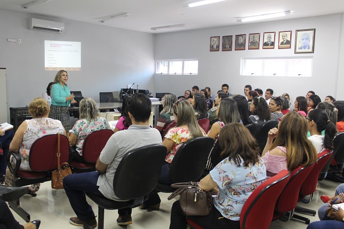 Pessoas sentadas em auditório assistindo a palestra da promotora Amparo Paz