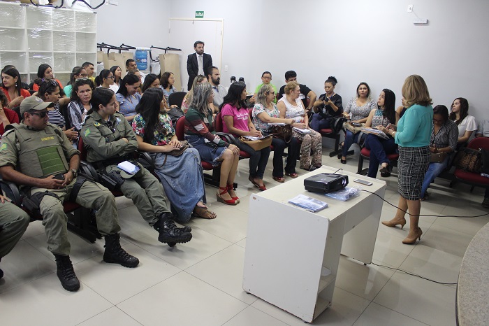 Pessoas sentadas assistindo uma palestra 