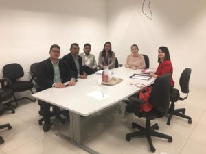 Pessoas sentadas em volta de uma mesa