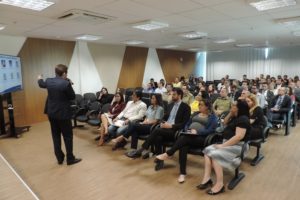Pessoas sentadas assistindo palestra