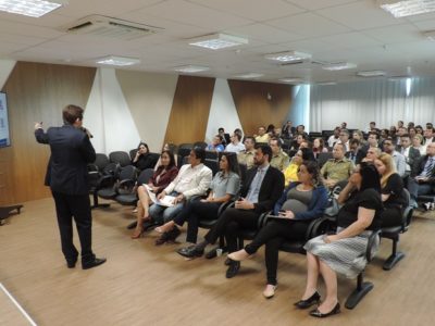 Pessoas sentadas assistindo palestra
