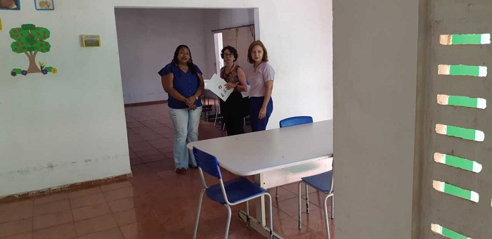Promotora vistoriando local