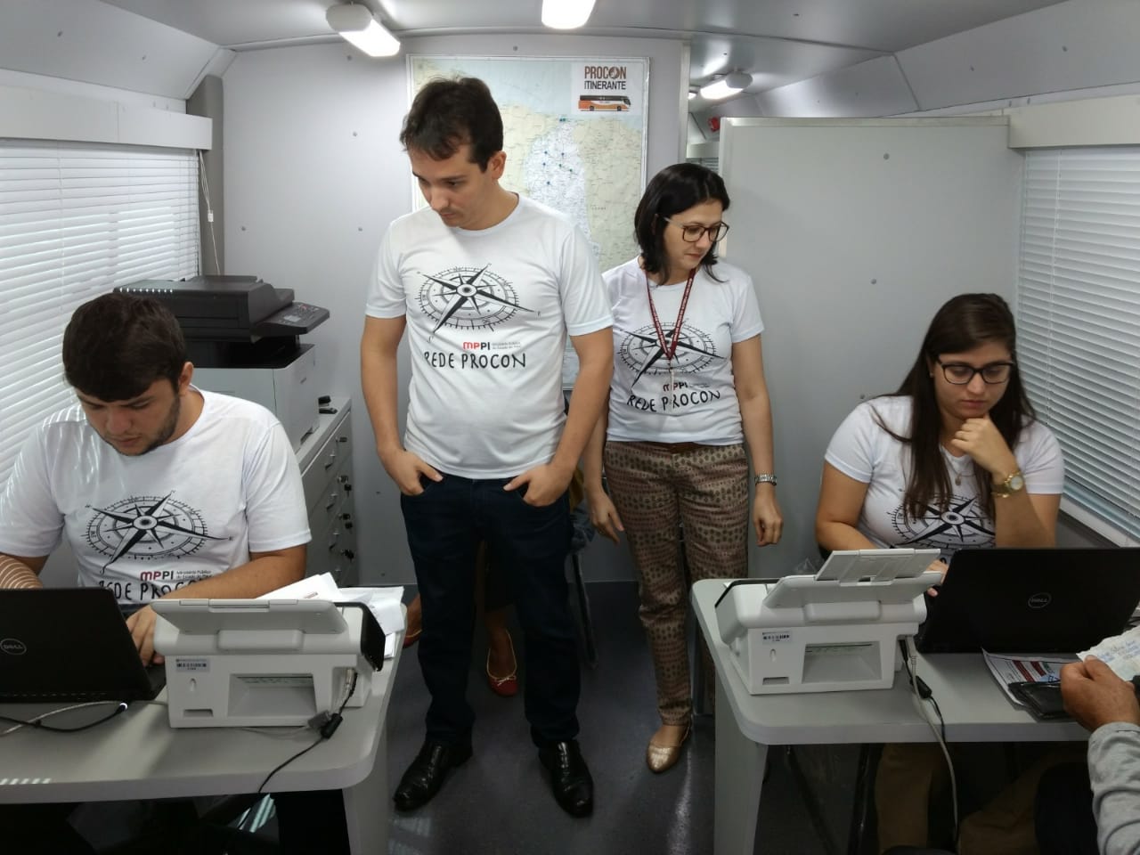 Pessoas sentadas em volta de uma mesa 