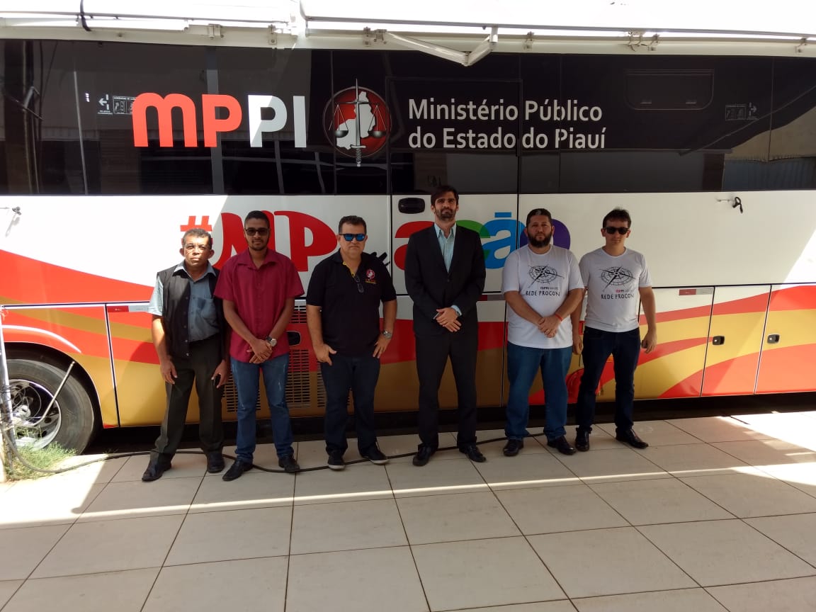 Pessoas de pé 