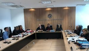 Pessoas sentadas em uma bancada