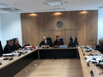 Pessoas sentadas em uma bancada