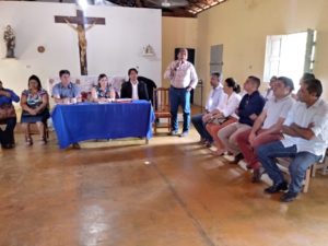 Pessoas sentadas e de pé