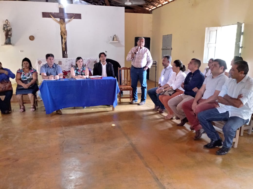 Pessoas sentadas e de pé 