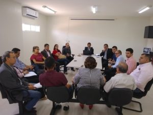 Pessoas sentadas em volta de uma mesa