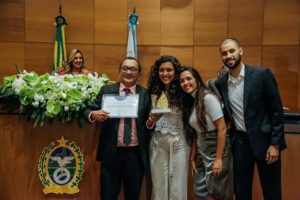 Pessoas de pé sorrindo