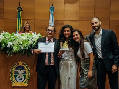 Pessoas de pé sorrindo