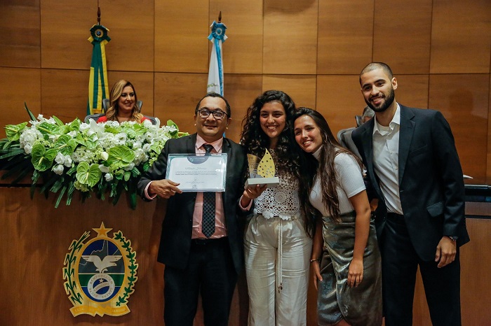 Pessoas de pé sorrindo