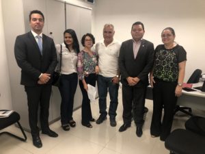 Pessoas de pé sorrindo
