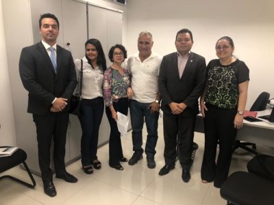 Pessoas de pé sorrindo