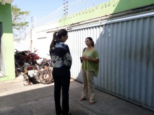promotora de Justiça Luana Azerêdo em visita a Central de Flagrantes