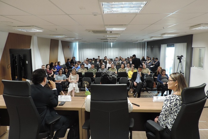Pessoas sentadas em auditório