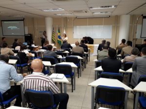 Pessoas sentadas em auditório