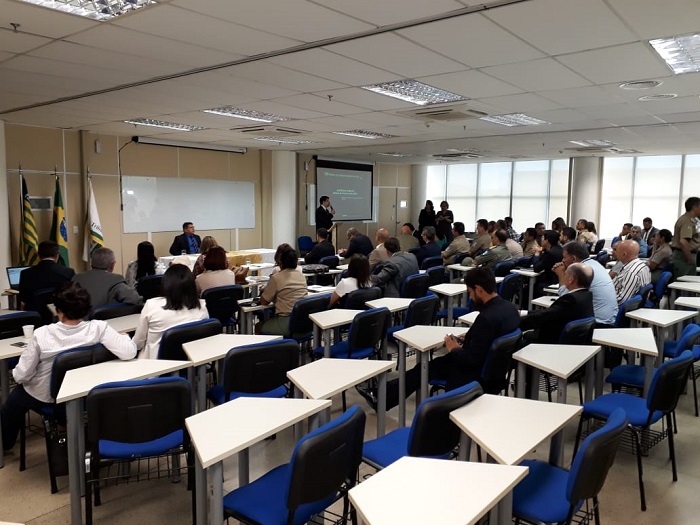 Pessoas sentadas em auditório 