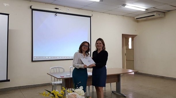 Duas mulheres de pé segurando um certificado 