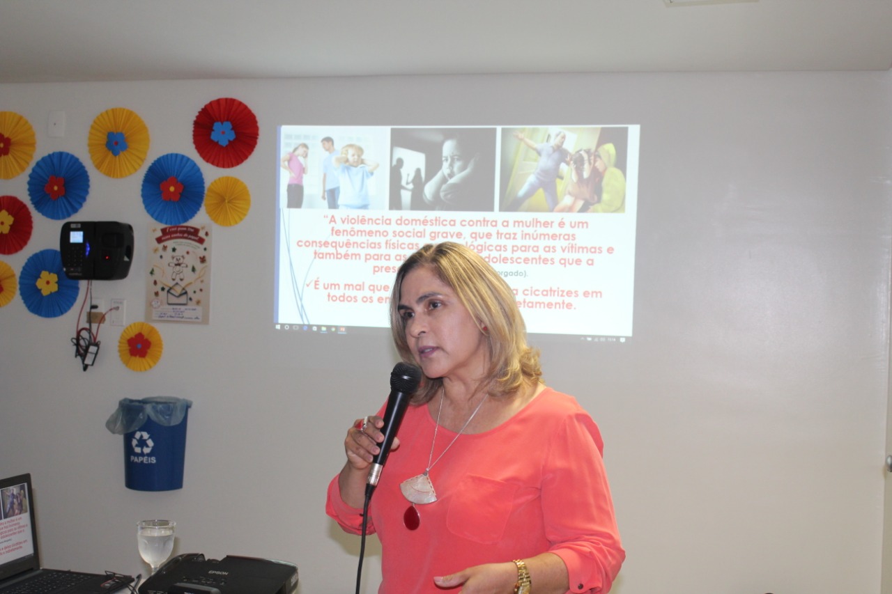Promotora de Justiça com participantes da palestra