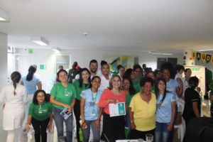 Promotora de Justiça com participantes da palestra